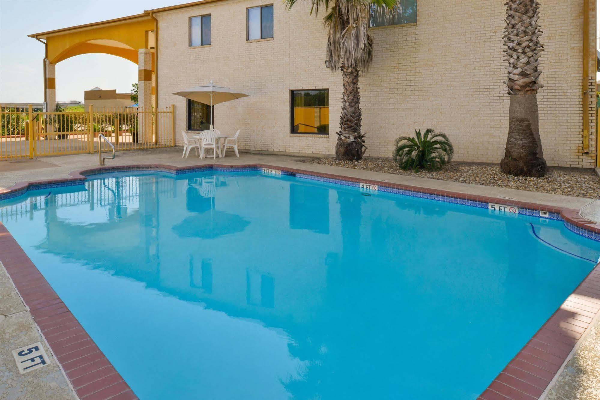 Americas Best Value Inn & Suites Waller/Prairie View מראה חיצוני תמונה